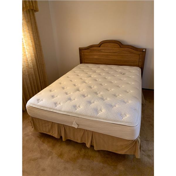 Vintage Wooden 3-Piece Master Bedrom Set