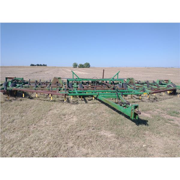 John Deere Cultivator 33'