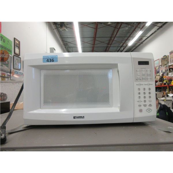 White RCA Microwave - 0.7 cu ft - 700 Watt