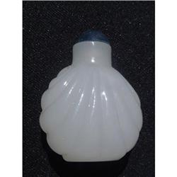 Opalescent white Peking glass snuff bottle with#2176301