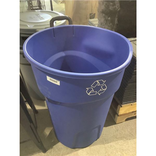 Rubbermaid Roughneck 32 Gallon Bin w/ Wheels