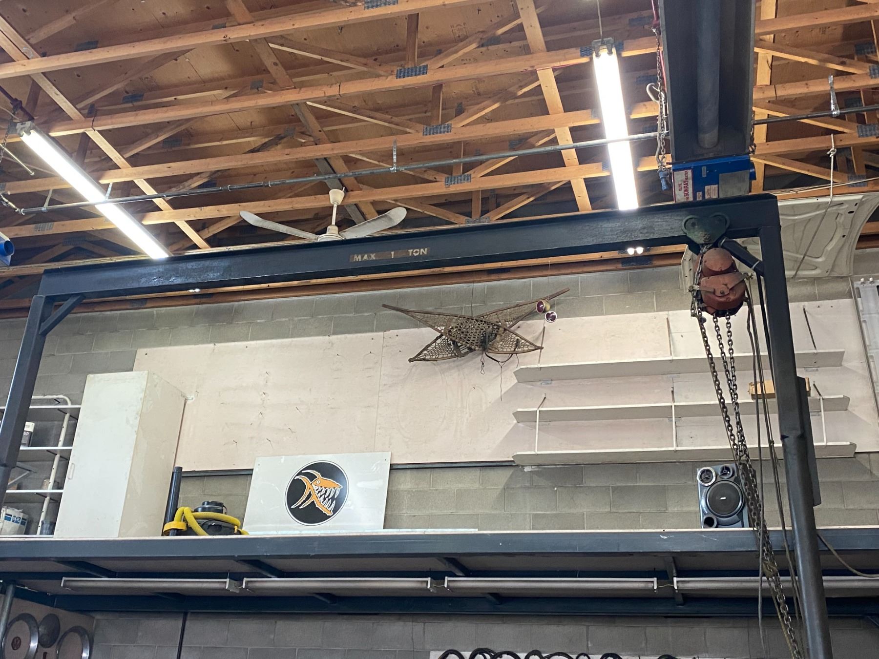 A frame with electric hoist