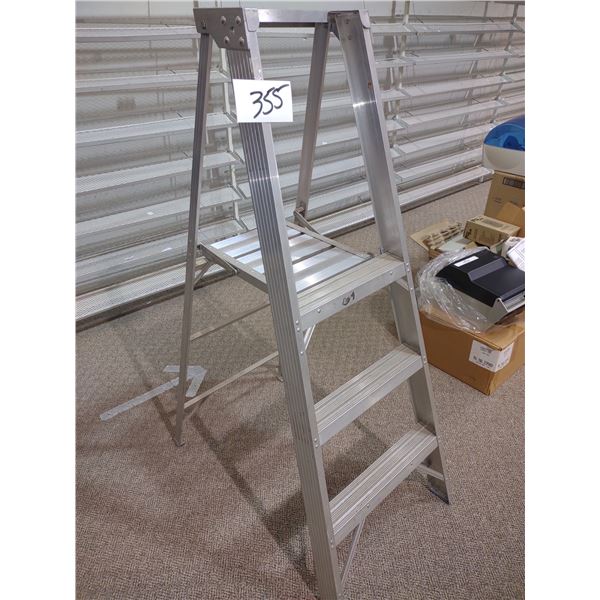 ALUMINUM STEP LADDER
