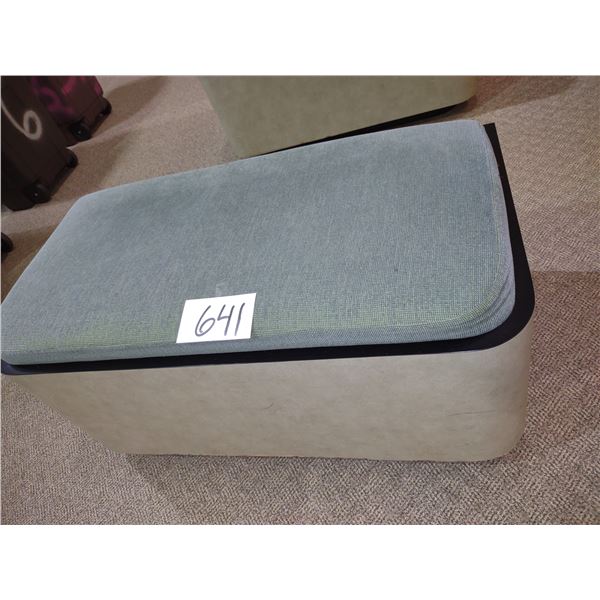 WOOD AND LAMINATE SOFT CUSHIONED BENCH