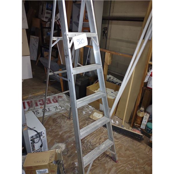 ALUMINUM STEP LADDER