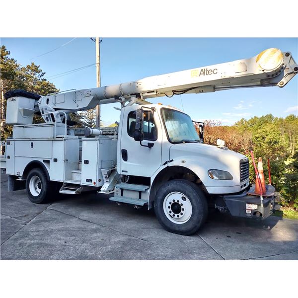 2010 FREIGHTLINER BUSINESS CLASS BUCKET BOOM  TRUCK#7112