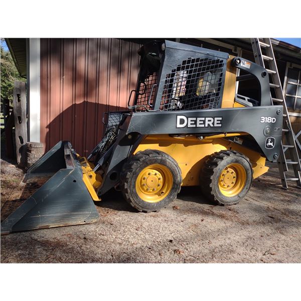 JOHN DEERE 318D LIKE NEW SKID STEER