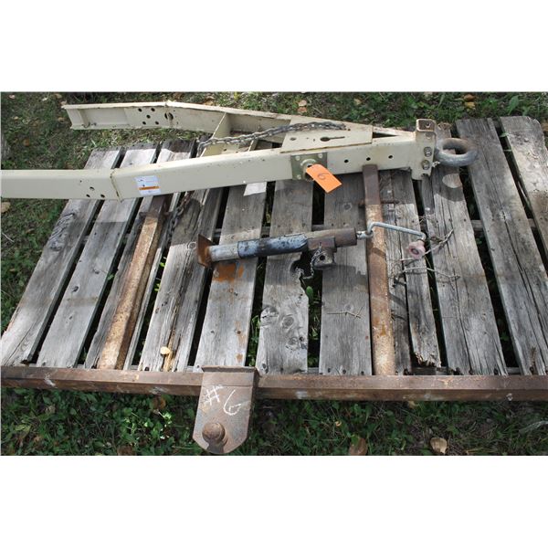 1 Pintle Hitch, 1 Ball Hitch c/w Screw Up Jack