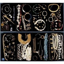 COLLECTION OF COSTUME JEWELRY approx. 100 pie