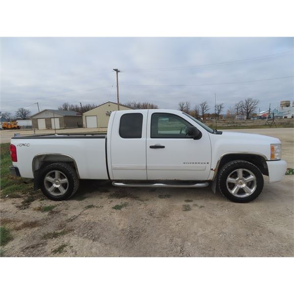 08 Chev Silverado 1500 LT Ext Cab 4 x 4 5.3 A/T 310,000 KM w TOD & No Safety -Rusty