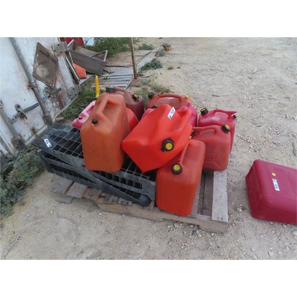 (W) 12 Gas Cans & Car Ramps