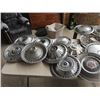 Image 3 : 17 Hubcaps - Variety