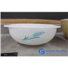 Image 10 : (4) Pieces Assorted Pyrex & Blue Mountain Pottery Bowl