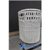 Image 3 : **Small Wicker Hamper