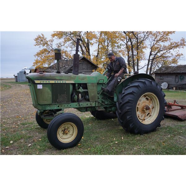 John Deere 3010 Tractor - 540 PTO - 1 hydraulic outlet Back tires like new