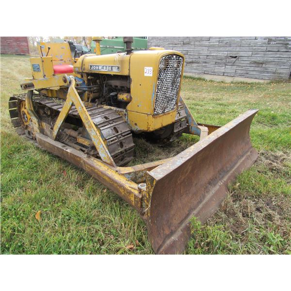 John Deere 2010 Caterpillar c/w rebuilt shift, right steering clutch is seized 6157hrs (4 pics)