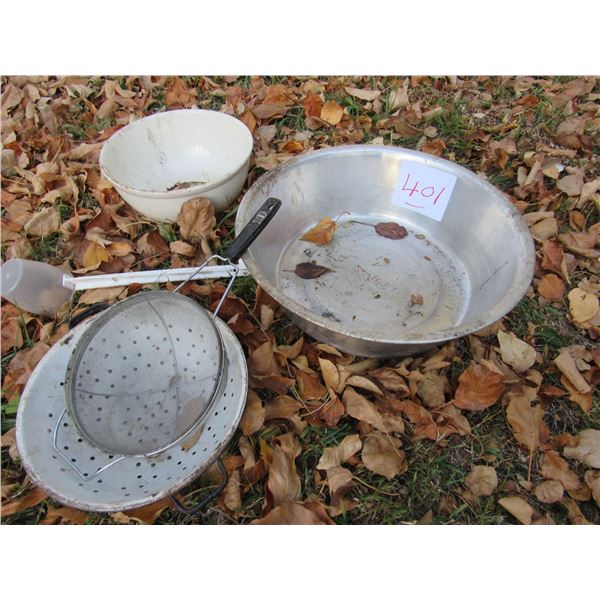 Basins and screens for honey