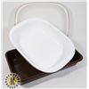 Image 1 : BROWN OVEN PAN WITH WHITE PYREX LIDDED DISH