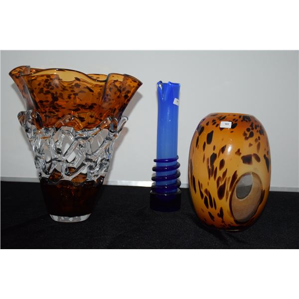 ARIS AMBER WEB GLASS VASE & ART GLASS VASES (3 PCS)