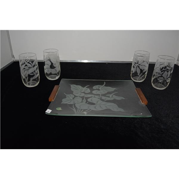 FRANK ODA ETCHED GLASS ANTHURIUM PLATE W/WOOD HANDLES & ETCHED GLASSES (6 PCS)