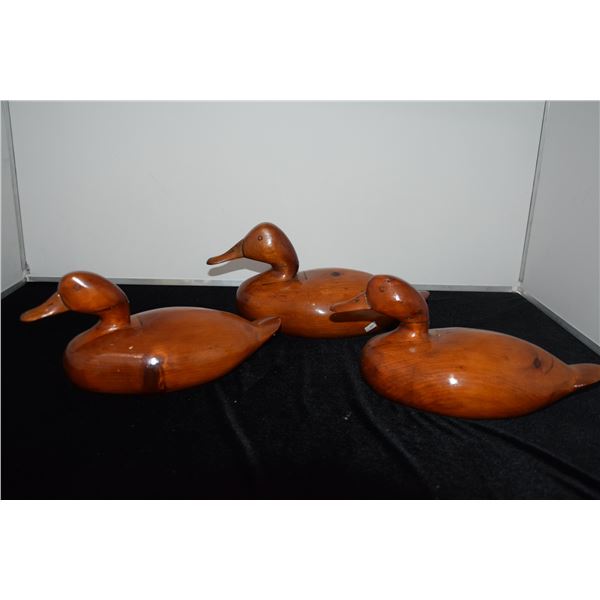 CARVED WOOD MALLARD DUCK DECOYS (3 PCS)