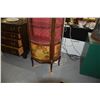Image 2 : ANTIQUE FRENCH LOUIE XV STYLE BOMBE SHAPED VITRINE IN MAHOGANY, GLASS & ORMALU W/PAINTED SCENES