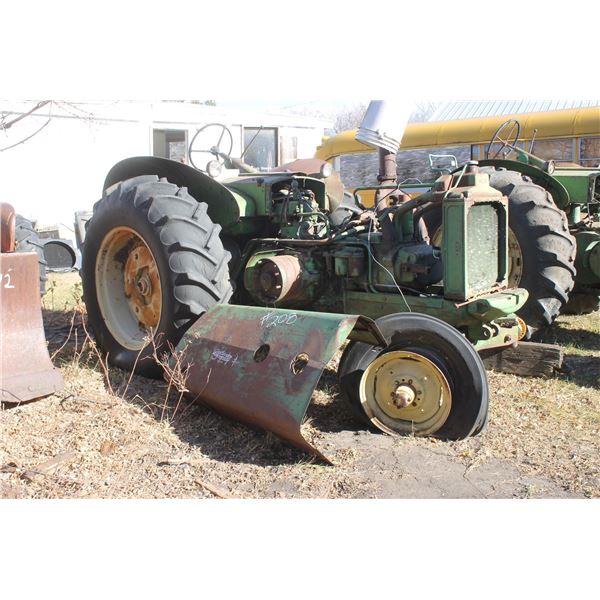 JD 820 Tractor s/n8204925 complete with hood