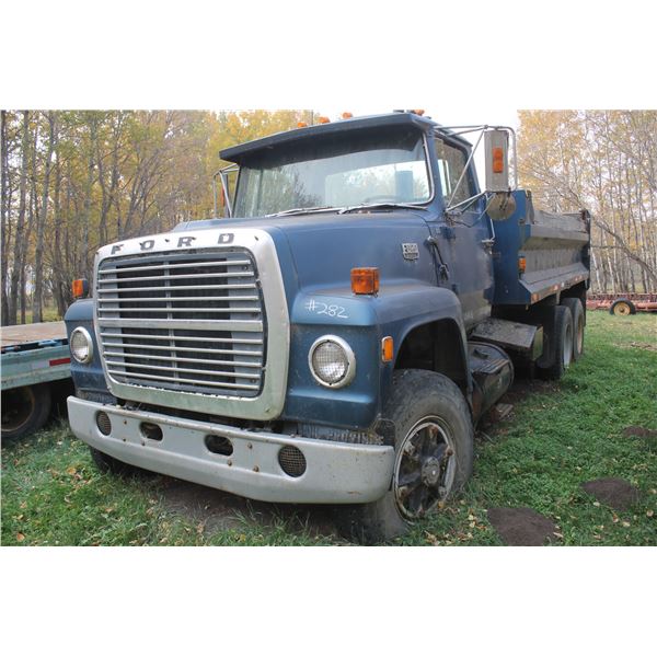 Louisville LT9000 Tandem  s/n U902VFE9446 W/ 14' Gravel Box; Pintle Hitch; 13 Speed Transmission; 11