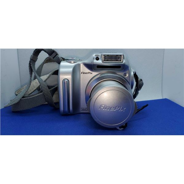 Fuji Finepix 2800 zoom 2.0 Mega Pixel Digital Camera with manual
