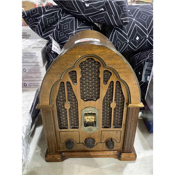 Vintage Wooden AM/FM Radio