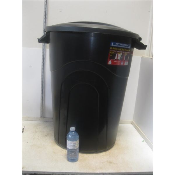 32 Gallon Trash Can with lid