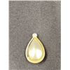 Image 1 : 14KT WHITE GOLD AND YELLOW GOLD DIAMOND SET PENDANT, 15.35MM X 23.92MM, 1 ROUND BRILLIANT CUT