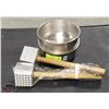 Image 1 : LOT OF 2 TENDERIZER HAMMERS AND 2 S/S BOWLS 6"