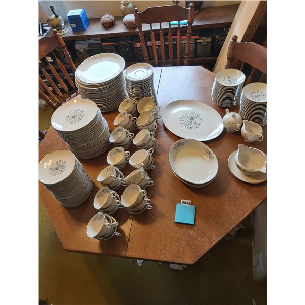 Flintridge China (Woodsong pattern), 22 dinner plates, 30 saucers, 20 teacups, 18 coffee cups, 39 sa