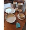Image 2 : Flintridge China (Woodsong pattern), 22 dinner plates, 30 saucers, 20 teacups, 18 coffee cups, 39 sa