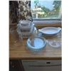 Image 1 : Asst Pyrex and ovenproof bakeware, lemon juicer, pie plates, glass pitcher