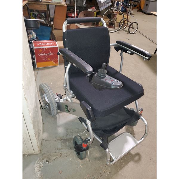 EZ Lite Cruiser motorized scooter c/w battery, charger, instructions, mud flaps, tool kit *RETAILS $