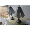 Image 2 : 2 Table Lamps With Etched Glass Shades