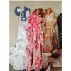 Image 2 : BARBIE DOLL CASE W/ 2 BARBIES & 3 DRESSES