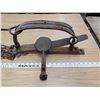 Image 2 : LARGE VINTAGE ANIMAL TRAP 12" JAW