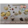 Image 3 : 1 box of pins and earrings