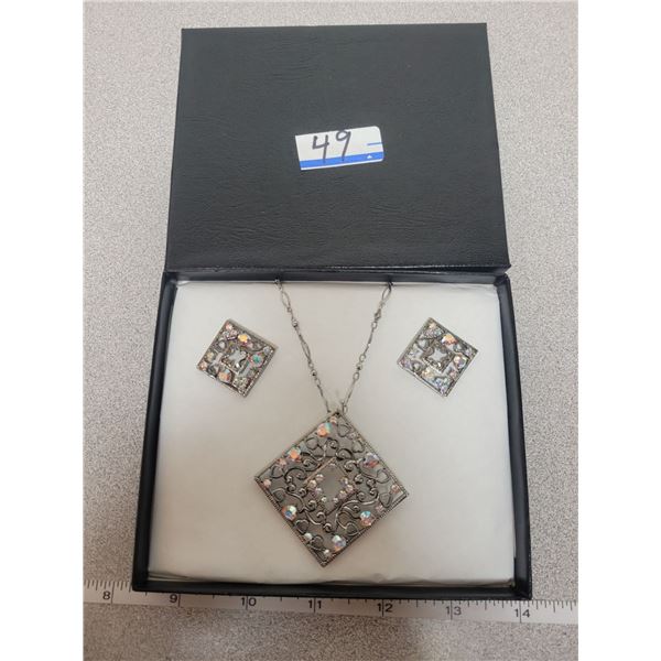Fifth Avenue necklace and earrings