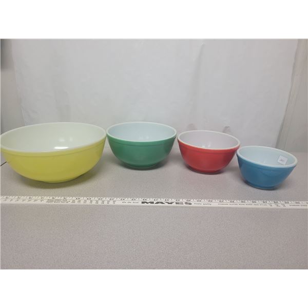 Set of 4 Pyrex bowls