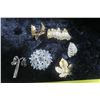 Image 6 : 5 Ornate Pins 1 Leaf Ornament