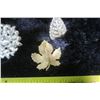 Image 9 : 5 Ornate Pins 1 Leaf Ornament