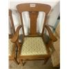 Image 2 : 4 Oak Dining Chairs 1 Arm 3 Side
