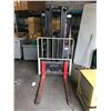 Image 2 : YALE ERP030THN48TE082 3 STAGE 189" MAST 3,000 LBS CAPACITY SOLID RUBBER TIRE SEATED COUNTERBALANCE