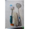 Image 3 : Misc. Items; drying rack, flipper, cleaning brushes