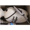 Image 5 : *misc. Items; sprayer, tool box, tripod