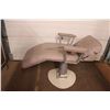 Image 3 : *Vintage barber shop chair -recline + height adjust need repair
